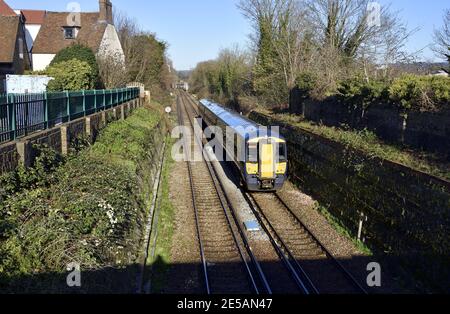 Maidstone, Kent, Regno Unito. La British Rail Class 375 (trenino elettrico a più unità costruito da Bombardier Transportation) passa attraverso un taglio tra ma Foto Stock