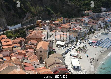 L'incantevole cittadina balneare di Scilla e la sua spiaggia vista dal castello di Ruffo, Reggio Calabria, Italia Foto Stock