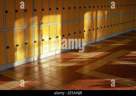 Il sole splende su una sala scuola elementare vuota, armadietti numerati al muro Foto Stock