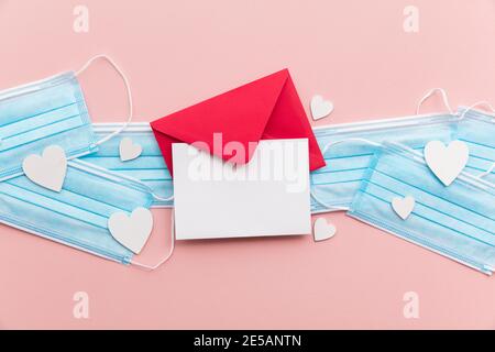 San Valentino Lockdown lettera d'amore con protettivo coronavirus maschera Foto Stock