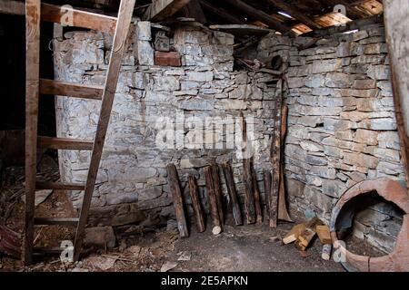 Tradizionale vecchio fienile in pietra in un villaggio in Bulgaria Foto Stock