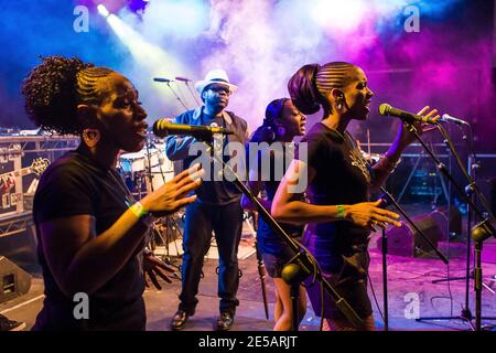 Jazzie B sul palco con i cantanti durante Soul II Spettacolo Soul Live a Cardiff Foto Stock