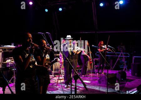 Jazzie B sul palco la sua band Soul II Soul durante Spettacolo dal vivo a Cardiff Foto Stock