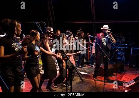 Jazzie B sul palco la sua band Soul II Soul durante Spettacolo dal vivo a Cardiff Foto Stock