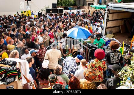 Mikey Dread suonando musica dub e reggae al canale Un sistema audio al Notting Hill Carnival di Londra Foto Stock