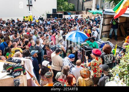 Mikey Dread suonando musica dub e reggae al canale Un sistema audio al Notting Hill Carnival di Londra Foto Stock