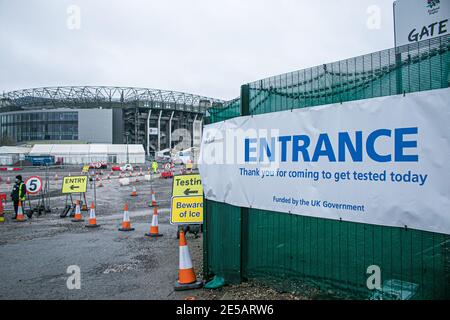 TWICKENHAM LONDRA, REGNO UNITO 27 GENNAIO 2021. Quindi, cartello d'ingresso al Twickenham Covid-19 drive nel centro di test. Martedì il primo Ministro Boris Johnson si è assunto la piena responsabilità per le azioni del governo dopo che il Regno Unito ha passato 100,000 morti di coronavirus da quando la pandemia ha cominciato Credit: amer Ghazzal/Alamy Live News Foto Stock