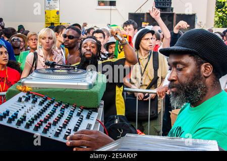 Mikey Dread suonando musica dub e reggae al canale Un sistema audio al Notting Hill Carnival di Londra Foto Stock