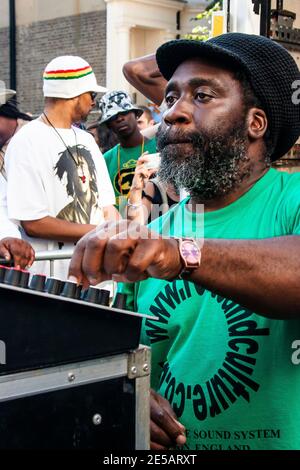 Mikey Dread suonando musica dub e reggae al canale Un sistema audio al Notting Hill Carnival di Londra Foto Stock