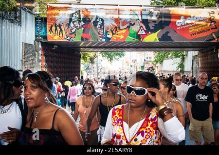 Folle di persone al Notting Hill Carnival, Londra Foto Stock