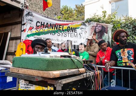 Mikey Dread suonando musica dub e reggae al canale Un sistema audio al Notting Hill Carnival di Londra Foto Stock