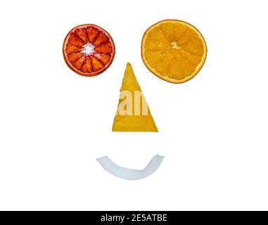 Sorriso divertente faccia fatta di frutta secca su carta bianca sfondo Foto Stock