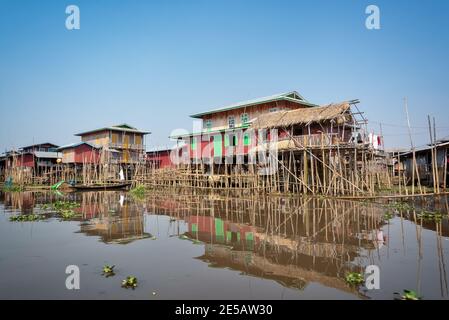 Villaggio galleggiante colorato con case-palafitte in Birmania, Myanmar Foto Stock