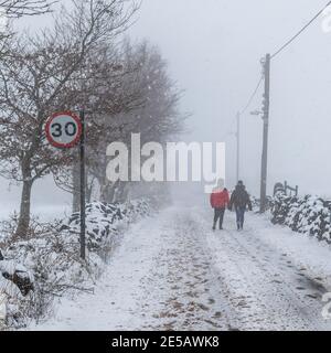 La neve copre le strade, Yorkshire UK Foto Stock