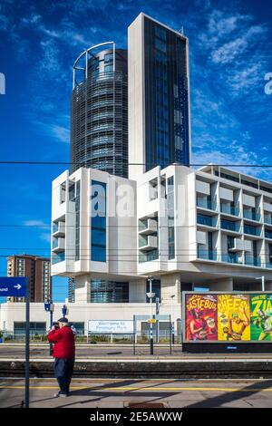 City North Development dalla stazione di Finsbury Park a nord di Londra. Uso misto. La torre del cilindro e l'edificio lineare. Architetto Benson & Forsyth. Foto Stock