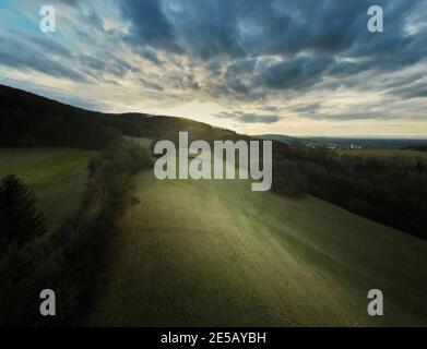 Bella immagine aerea drone della Vienna Woods in gennaio nel pomeriggio Foto Stock