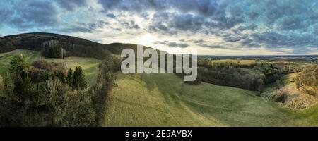 Bella immagine aerea drone della Vienna Woods in gennaio nel pomeriggio Foto Stock