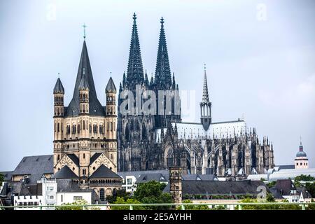 Der Kölner Dom von der anderen Rheinseite gesehen mit der Kirche Groß St. Martin Links im Vordergrund. Foto Stock