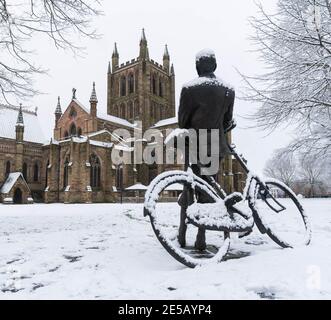 Statua di Edward Elgar in una cattedrale coperta di neve vicino, Hereford UK. Gennaio 2021. Foto Stock