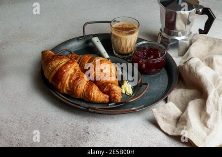 croissant con caffè e marmellata, tipica colazione cotinentale Foto Stock