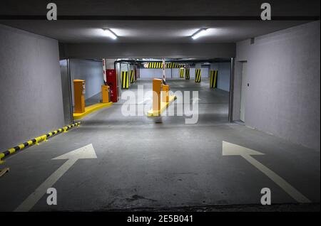 Parcheggio sotterraneo sotto il centro commerciale in serata. Garage sotterraneo con un'auto parcheggiata. Kiev, Ucraina Foto Stock