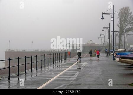 Swansea, Regno Unito. 27 gennaio 2021. La gente fuori e circa sul lungomare foggy nel villaggio di mare di Mumbles vicino a Swansea durante il blocco in Galles a causa dei casi crescenti di infezioni di Coronavirus. Credit: Phil Rees/Alamy Live News Foto Stock