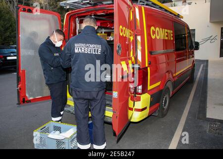 Marsiglia, Francia. 26 gennaio 2021. Gli operatori sanitari che indossano preparano per prelevare campioni di acque reflue per il test Covid19 a Marsiglia. L'unità COMETE (Covid Marseille Environmental Testing Expertise) raccoglie campioni di acque reflue in vari punti della città per determinare i quartieri, le scuole o alcuni edifici contaminati da Covid-19 attraverso il test di questi campioni. Credit: SOPA Images Limited/Alamy Live News Foto Stock