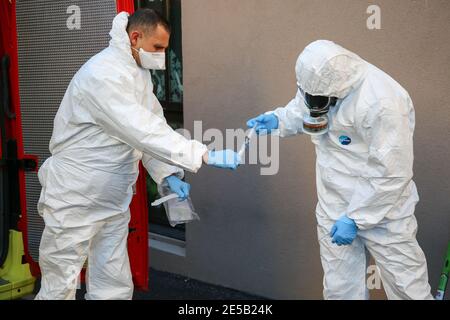 Marsiglia, Francia. 26 gennaio 2021. Gli operatori sanitari che indossano tute di protezione individuale (DPI) prelevano un campione durante il test delle acque reflue. L'unità COMETE (Covid Marseille Environmental Testing Expertise) raccoglie campioni di acque reflue in vari punti della città per determinare i quartieri, le scuole o alcuni edifici contaminati da Covid-19 attraverso il test di questi campioni. Credit: SOPA Images Limited/Alamy Live News Foto Stock