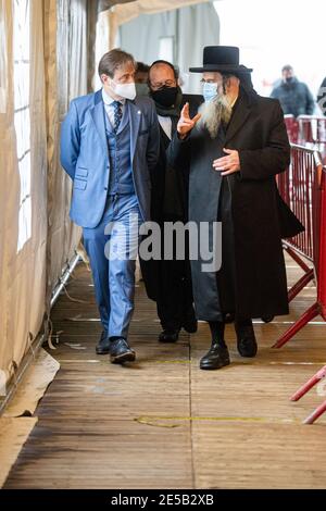 Bart De Wever, sindaco di Anversa, e Rabbi capo di Machzikei Hadass Aaron Schiff (con cappello) Nella foto, durante una visita alla struttura di test COVID-19 su th Foto Stock