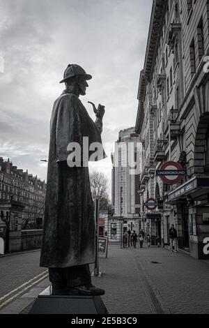 La statua di Sherlock Holmes nella zona di Baker Street, Londra, Regno Unito. Foto Stock