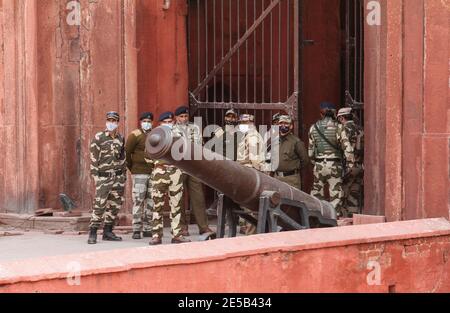 Nuova Delhi, India. 27 gennaio 2021. I soldati paramilitari si levano in guardia al cancello d'ingresso degli storici monumenti del Forte Rosso un giorno dopo aver protestato gli agricoltori sono andati al Forte Rosso durante il loro rally Tractor. Un protestante è morto e 83 personale di polizia ha ferito nel rally come la polizia ha usato il gas lacrimogeno, carica di lathi per fermare gli agricoltori. Migliaia di agricoltori continuano a protestare per tutti i confini di Delhi contro le tre nuove riforme agricole centrali e hanno chiesto l’abrogazione di queste leggi. Credit: SOPA Images Limited/Alamy Live News Foto Stock