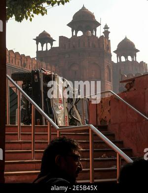 Nuova Delhi, India. 27 gennaio 2021. Una vista di un veicolo di polizia danneggiato presso i locali vicino al cancello d'ingresso dei monumenti storici del Forte Rosso un giorno dopo aver protestato gli agricoltori sono andati al Forte Rosso durante il loro Tractor Rally. Un protestante è morto e 83 personale di polizia ha ferito nel rally come la polizia ha usato il gas lacrimogeno, carica di lathi per fermare gli agricoltori. Migliaia di agricoltori continuano a protestare per tutti i confini di Delhi contro le tre nuove riforme agricole centrali e hanno chiesto l’abrogazione di queste leggi. Credit: SOPA Images Limited/Alamy Live News Foto Stock