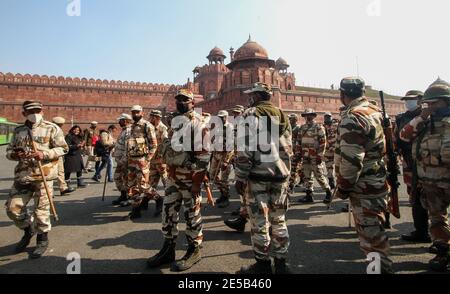 Nuova Delhi, India. 27 gennaio 2021. I soldati paramilitari si levano in guardia al cancello d'ingresso degli storici monumenti del Forte Rosso un giorno dopo aver protestato gli agricoltori sono andati al Forte Rosso durante il loro rally Tractor. Un protestante è morto e 83 personale di polizia ha ferito nel rally come la polizia ha usato il gas lacrimogeno, carica di lathi per fermare gli agricoltori. Migliaia di agricoltori continuano a protestare per tutti i confini di Delhi contro le tre nuove riforme agricole centrali e hanno chiesto l’abrogazione di queste leggi. Credit: SOPA Images Limited/Alamy Live News Foto Stock