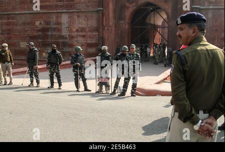 Nuova Delhi, India. 27 gennaio 2021. I soldati paramilitari si levano in guardia al cancello d'ingresso degli storici monumenti del Forte Rosso un giorno dopo aver protestato gli agricoltori sono andati al Forte Rosso durante il loro rally Tractor. Un protestante è morto e 83 personale di polizia ha ferito nel rally come la polizia ha usato il gas lacrimogeno, carica di lathi per fermare gli agricoltori. Migliaia di agricoltori continuano a protestare per tutti i confini di Delhi contro le tre nuove riforme agricole centrali e hanno chiesto l’abrogazione di queste leggi. Credit: SOPA Images Limited/Alamy Live News Foto Stock