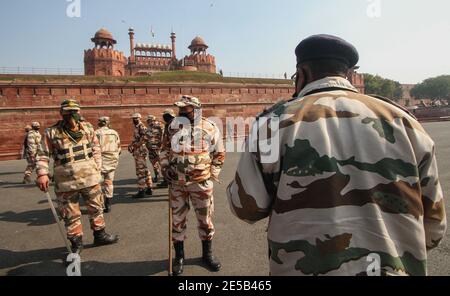 Nuova Delhi, India. 27 gennaio 2021. I soldati paramilitari si levano in guardia al cancello d'ingresso degli storici monumenti del Forte Rosso un giorno dopo aver protestato gli agricoltori sono andati al Forte Rosso durante il loro rally Tractor. Un protestante è morto e 83 personale di polizia ha ferito nel rally come la polizia ha usato il gas lacrimogeno, carica di lathi per fermare gli agricoltori. Migliaia di agricoltori continuano a protestare per tutti i confini di Delhi contro le tre nuove riforme agricole centrali e hanno chiesto l’abrogazione di queste leggi. Credit: SOPA Images Limited/Alamy Live News Foto Stock