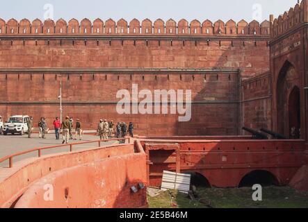 Nuova Delhi, India. 27 gennaio 2021. I soldati paramilitari si levano in guardia al cancello d'ingresso degli storici monumenti del Forte Rosso un giorno dopo aver protestato gli agricoltori sono andati al Forte Rosso durante il loro rally Tractor. Un protestante è morto e 83 personale di polizia ha ferito nel rally come la polizia ha usato il gas lacrimogeno, carica di lathi per fermare gli agricoltori. Migliaia di agricoltori continuano a protestare per tutti i confini di Delhi contro le tre nuove riforme agricole centrali e hanno chiesto l’abrogazione di queste leggi. Credit: SOPA Images Limited/Alamy Live News Foto Stock