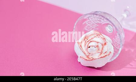 Berry zephyr in forma di fiori serviti. Splendido dessert fatto in casa decorato. Messa a fuoco selettiva. Foto Stock