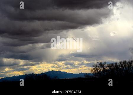 Nuvole oscure e minacciose di cumuli si formano nel cielo in una fredda giornata invernale nel sud-ovest americano vicino a Santa Fe, New Mexico USA. Foto Stock