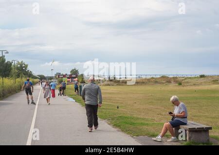 Persone fuori a piedi in un parco in un primo pomeriggio Nel sud della Svezia Foto Stock