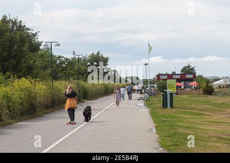 Persone fuori a piedi in un parco in un primo pomeriggio Nel sud della Svezia Foto Stock