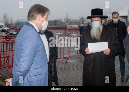 Bart De Wever, sindaco di Anversa, e Rabbi capo di Machzikei Hadass Aaron Schiff (con cappello) Nella foto, durante una visita alla struttura di test COVID-19 su th Foto Stock