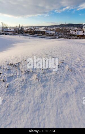 Vista della città di Sopron in inverno dall'antico anfiteatro sulla cupola di Becsi, Sopron, Ungheria Foto Stock