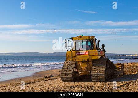 Cat D6T LGP bulldozer crawler caterpillar - programma di rinnovo dei groyne in legno che si svolge sulla spiaggia ad Alum Chine, Bournemouth, Dorset UK a gennaio Foto Stock