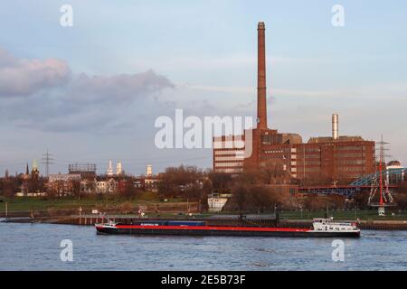 Duisburg, Nord Reno-Westfalia, Germania - paesaggio urbano nella zona della Ruhr con la centrale elettrica ThyssenKrupp e-Werk Hermann Wenzel accanto alla casa residenziale Foto Stock