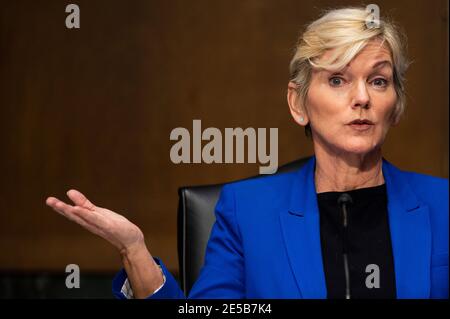 L'ex Governatore del Michigan Jennifer Granholm testimonia davanti al Comitato energia e risorse naturali del Senato durante un'audizione per esaminare la sua nomina a Segretario di energia, su Capitol Hill a Washington, DC, il 27 gennaio 2021.Credit: Jim Watson / Pool via CNP | utilizzo in tutto il mondo Foto Stock