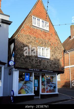 Village shop in High Street, Charing, Kent, Inghilterra, Regno Unito Foto Stock