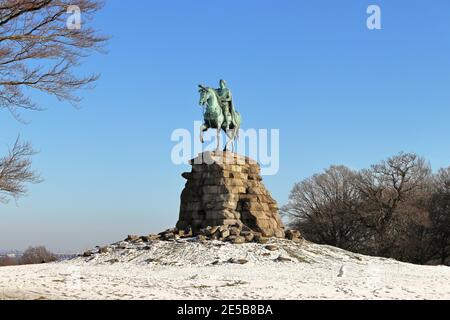 Statua del re Geoege III sulla collina innevata a Windsor Great Park, Royal Berlshire, Inghilterra, con neve a terra Foto Stock