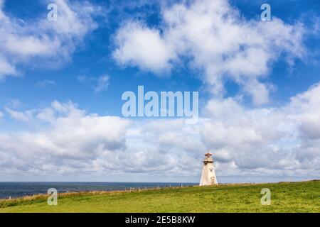 Faro di Cape Tryon, costa nord-occidentale dell'isola del Principe Edoardo, Canada. Uno storico faro automatizzato in legno situato sopra il Gelf di San Lorenzo. Foto Stock