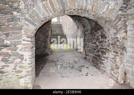 "Attraversa" il castello di Oberburg Kobern-Gondorf, dove la strada principale attraversa il castello Foto Stock