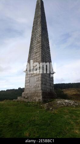 Alexander Murray Memorial, (Murray's Monument), Galloway Forest, vicino a Newton Stewart, Scozia (2019). Il suggestivo monumento di Murray fu eretto nel 1835 in memoria di Alexander Murray (1775 - 1813), un pastore locale che in seguito divenne linguista e professore di lingue orientali all'Università di Edimburgo. Sorge in alto sulla collina, permettendo magnifiche vedute della valle e delle pendici settentrionali di Cairnsmore of Fleet. Ha tradotto le lezioni tedesche di Arnold Drackenburg su autori romani e altre importanti e diverse opere in lingua straniera. Morì di consumo a Edimburgo. Foto Stock